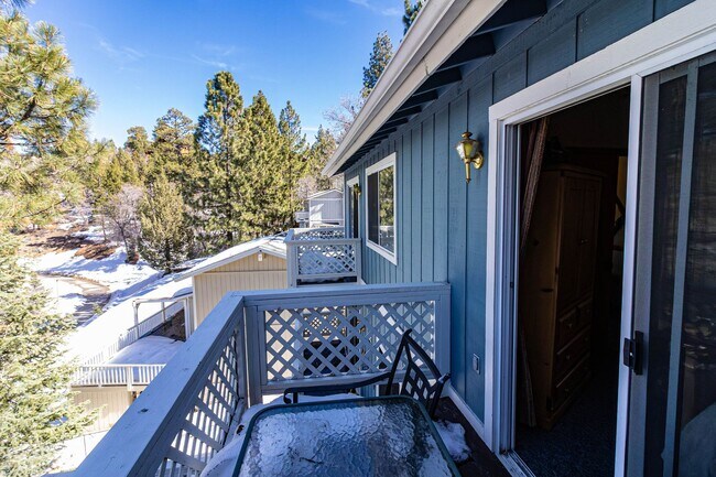 Building Photo - Spacious Three Bedroom located in Moonridge