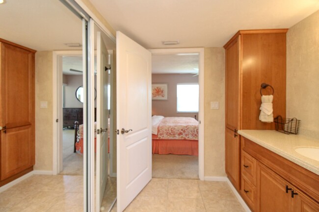Building Photo - ** 2/2 CHARMING FURNISHED CONDO AT THE ISL...