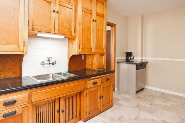 Building Photo - Spacious 3-Bedroom Duplex with Garage and 2 bathrooms in Minneapolis!