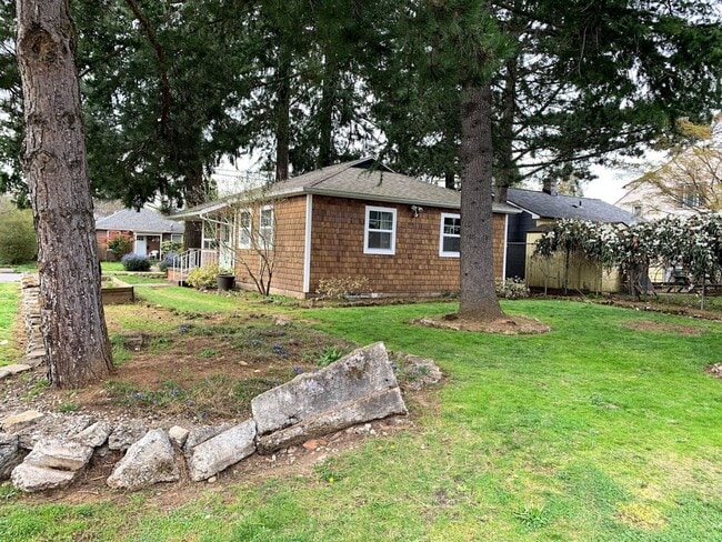 Building Photo - Montavilla 2bd remodeled bungalow. Large k...