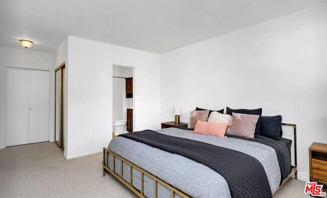 Building Photo - 5845 Doverwood Dr