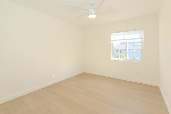 Building Photo - Showing NOW! Stylishly Remodeled 1-Bed/1-Bath Gem in Crown Point / Pacific Beach. Only $1500 DEPO...