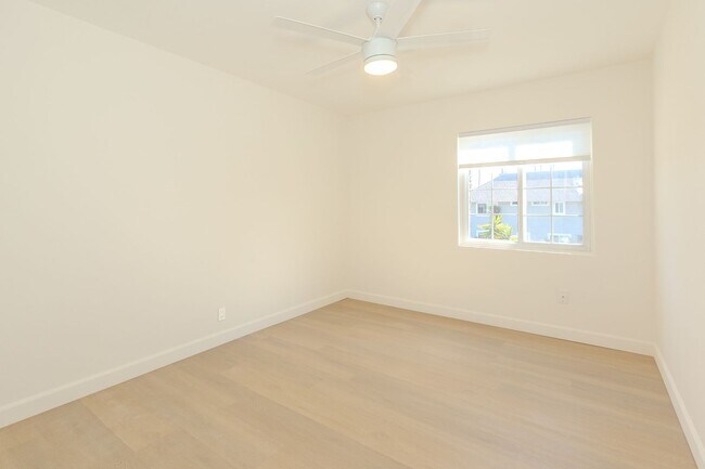 Building Photo - Showing on 5/31 at NOON! Stylishly Remodeled 1-Bed/1-Bath Gem in Crown Point / Pacific Beach. Onl...