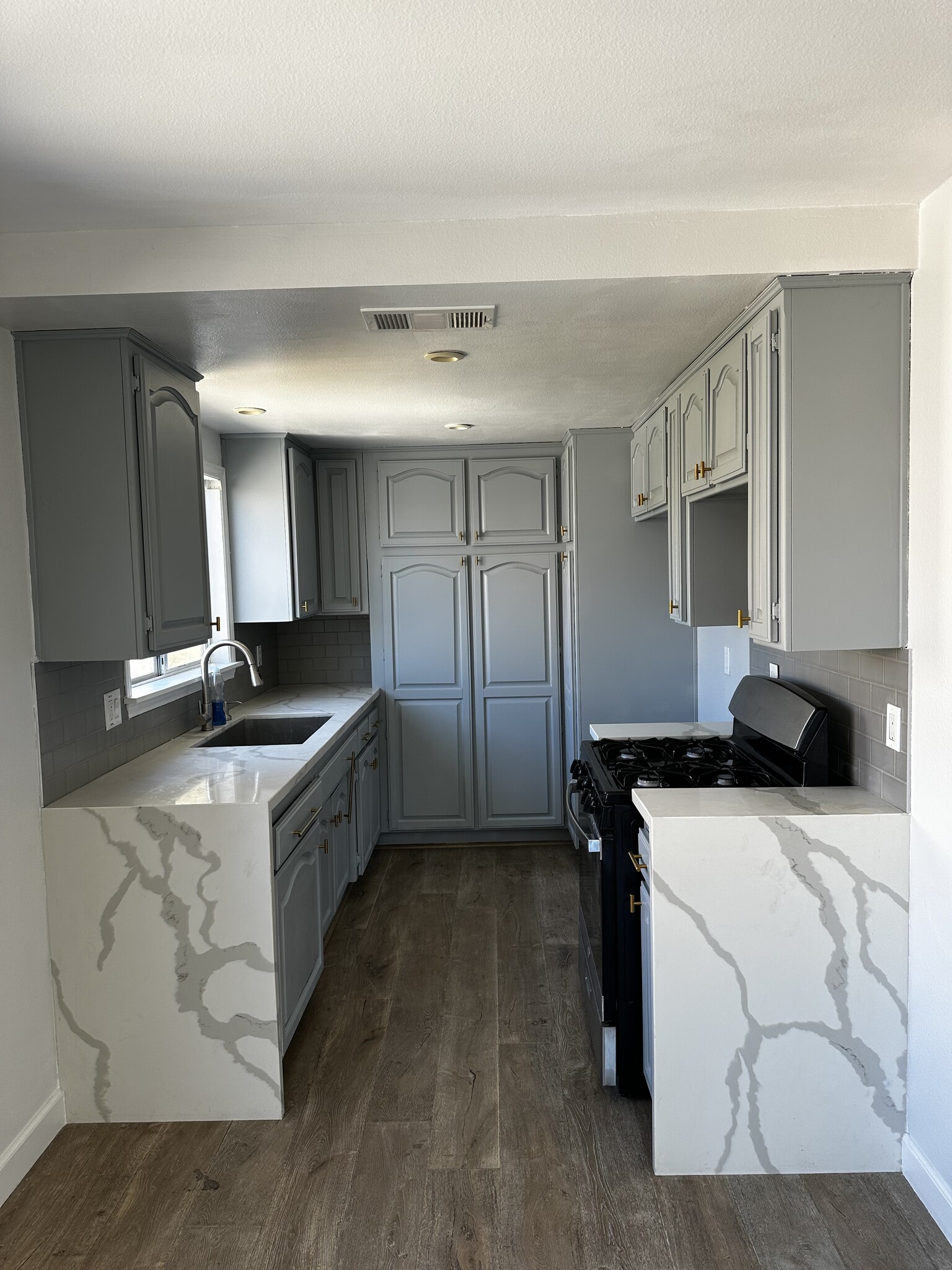 Quartz counter tops - 8532 Vine Valley Dr