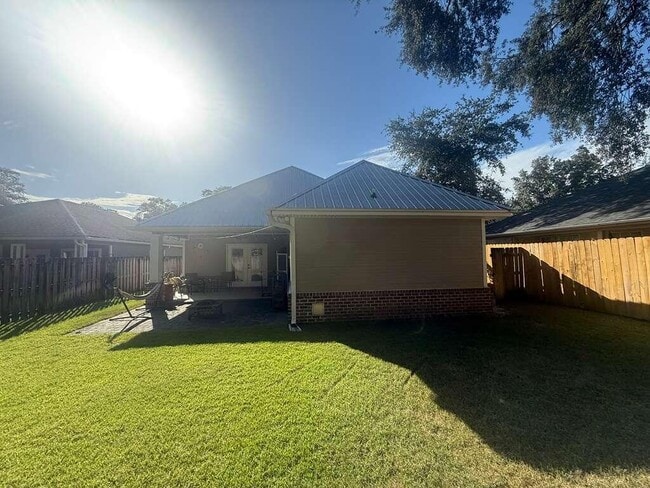 Building Photo - 703 Nutmeg Ave