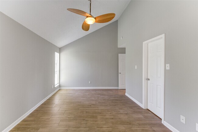 Building Photo - 5054 Pine Cliff Dr