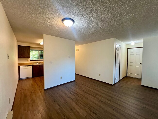 Building Photo - Newly Updated Duplex (Unit A) - Water incl...