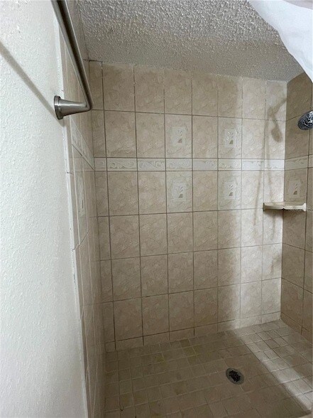 Building Photo - 9481 Highland Oak Dr