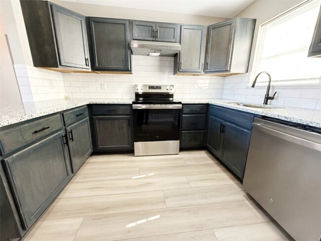 Building Photo - 1417 5th Ave N