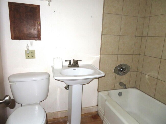 Building Photo - 302 S Washington St