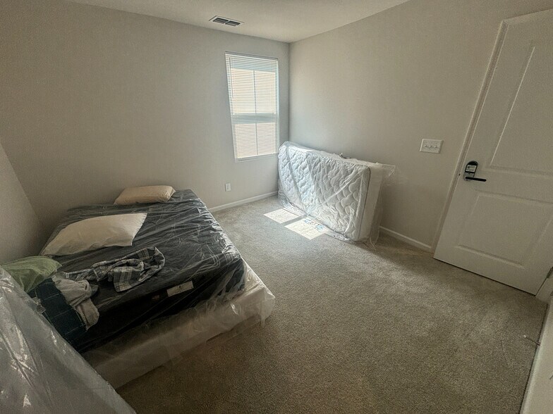 Building Photo - Room in House on Glacis Ct