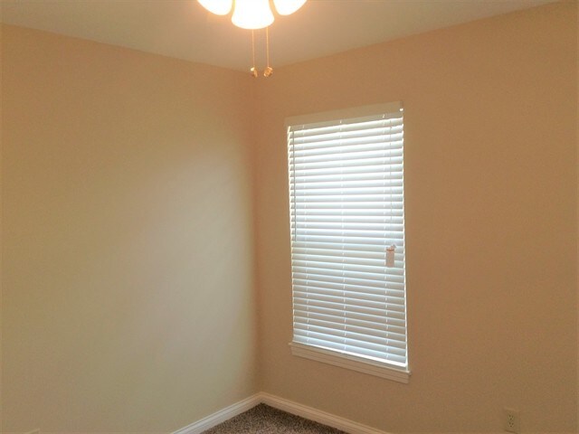 Building Photo - 8428 Stratford Ct