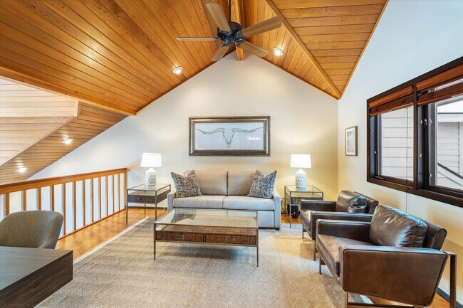 Building Photo - Beautiful Townhome on Golf Course!