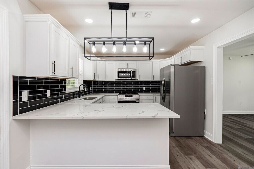 Building Photo - 5255 Breckenridge Ave