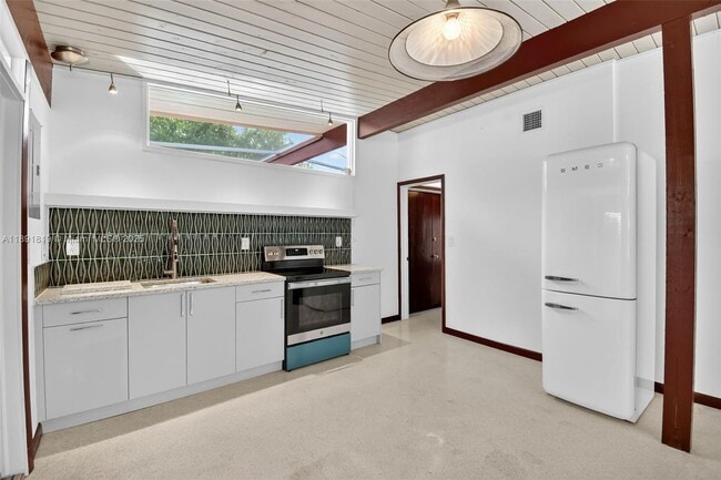 Building Photo - 630 NE 14th Ave