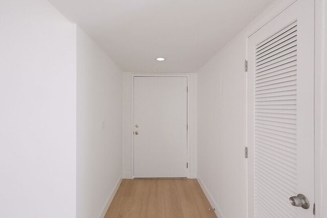 Building Photo - 3155 Montrose Ave