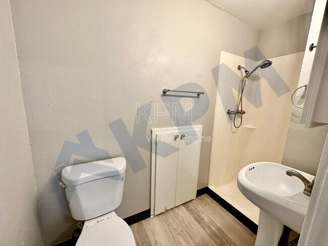 Building Photo - 121 E Lockeford St