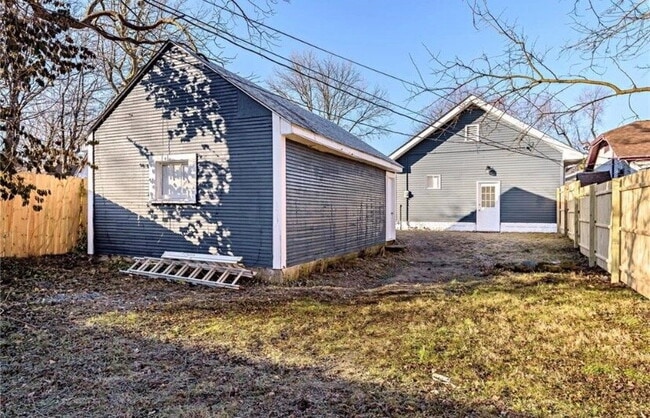 Building Photo - SOUTH BROAD RIPPLE 2 BEDROOM W/BASEMENT RECENTLY UPDATED