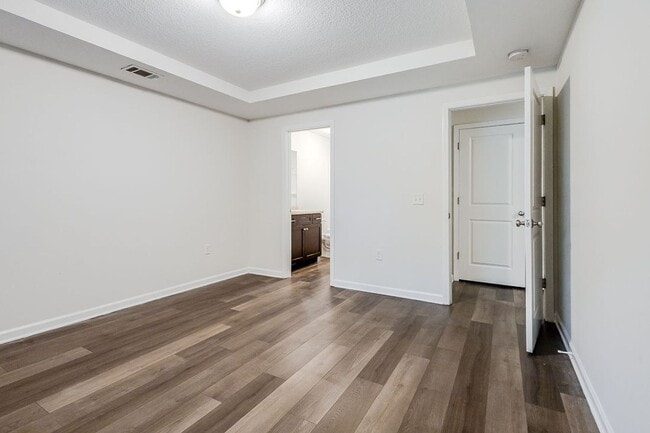Building Photo - Spacious 3BR Townhome with Main-Level Primary Suite