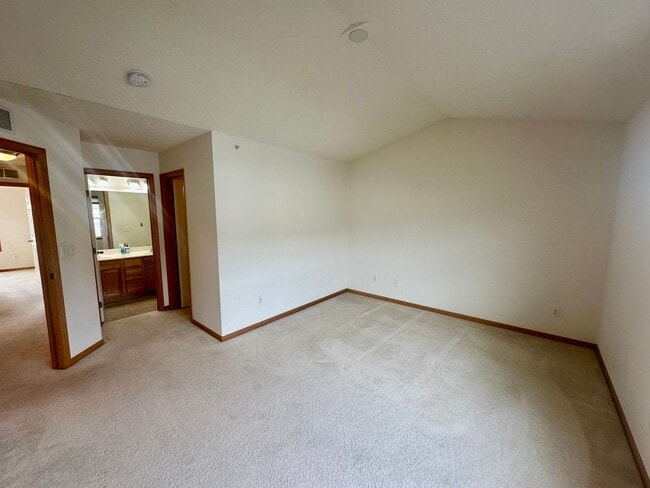 Building Photo - Gorgeous X-Large 4 Bedroom Townhome in Map...