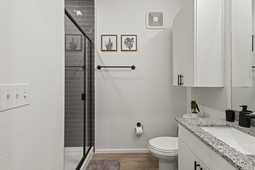 Building Photo - 596 W 9th St