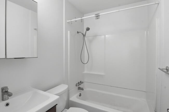 Building Photo - $1,440.95- 1 Bed, 1 Bath Lofted Apartment in Lakewood with Central AC!
