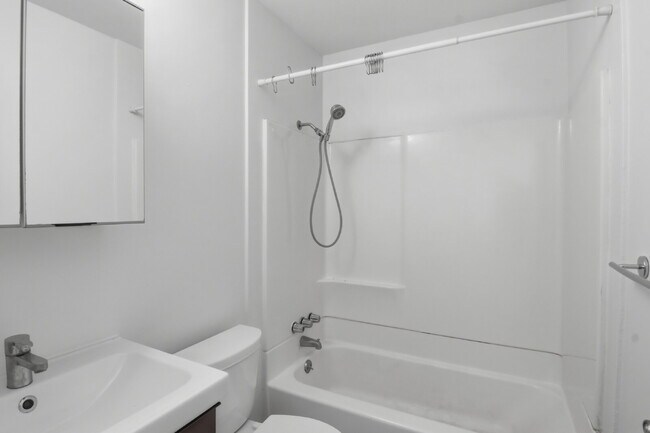 Building Photo - $1,540.95- 1 Bed, 1 Bath Lofted Apartment in Lakewood with Central AC!