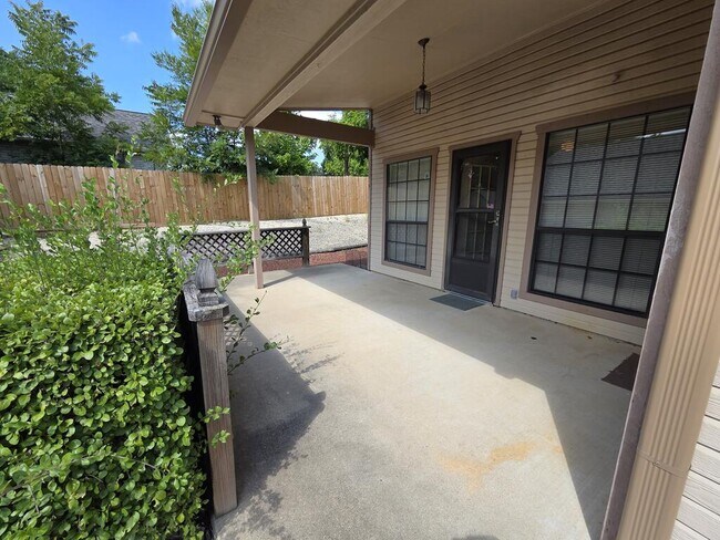 Building Photo - 445 Florian Dr