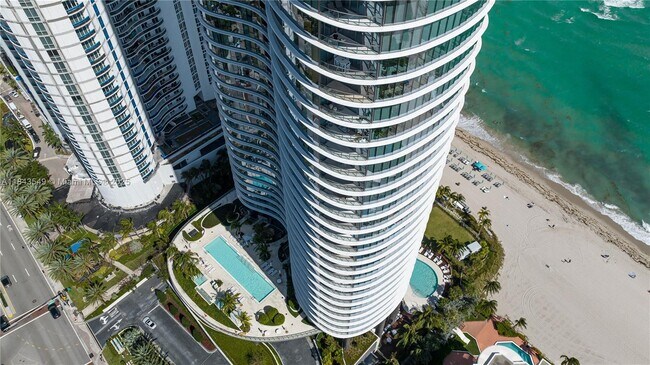 Building Photo - 15701 Collins Ave