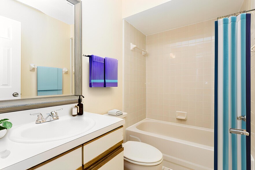 Building Photo - 605 Royalty Ct