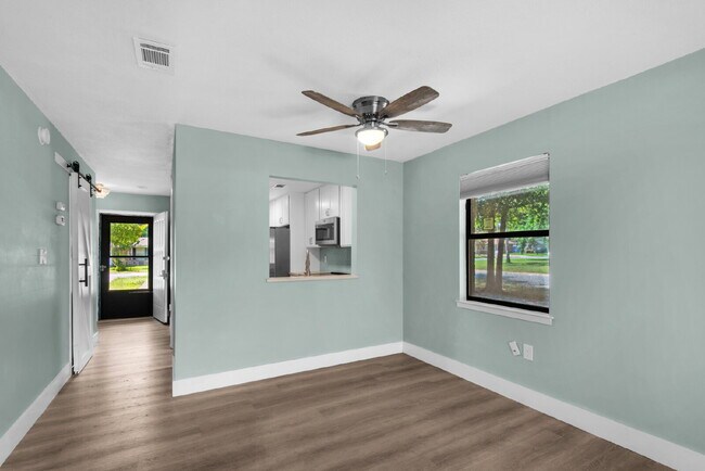 Building Photo - "Charming 2-Bed Townhouse Retreat in Fort ...