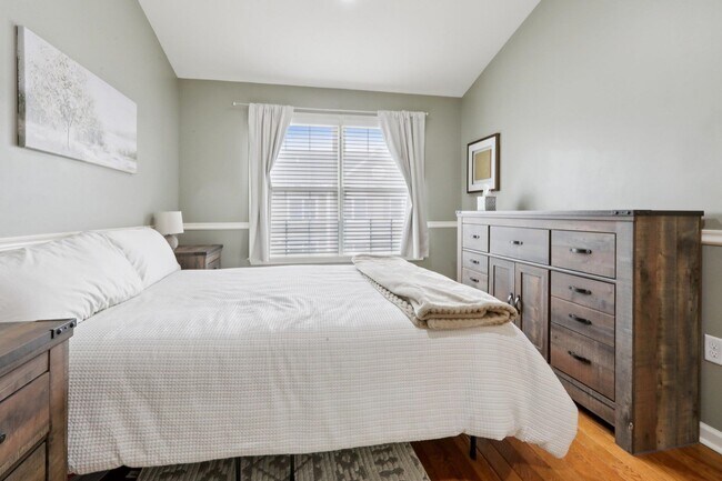 Building Photo - 273 Roslyn Ct