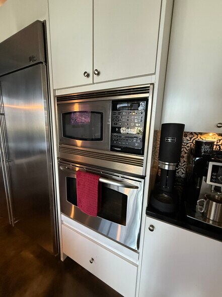 Built-in appliances - 311 W 5th St