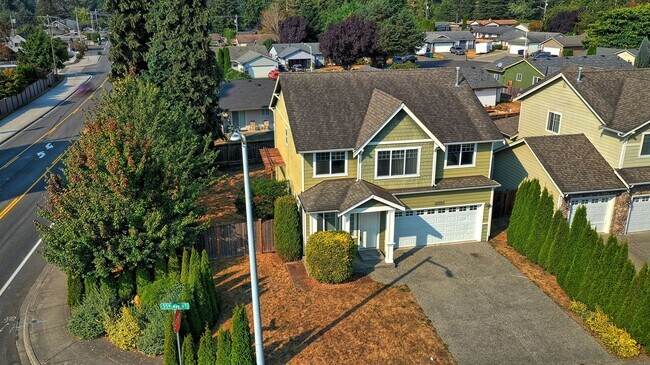 Building Photo - Spacious Craftsman Style Home - Pet Friendly!