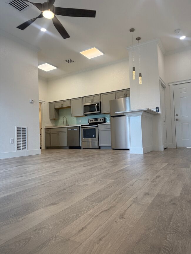 Building Photo - 100 61st St E