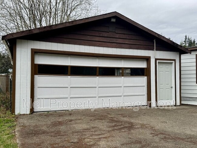 Building Photo - 2050 E Timberlake Dr W