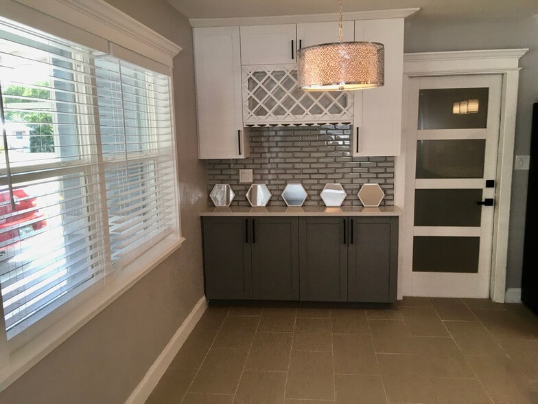 Sunny dining area - 658 64th Ave S