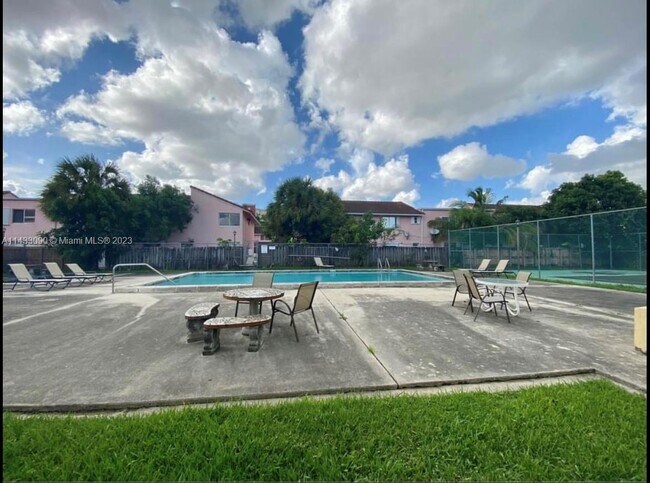 Building Photo - 8005 Lake Dr