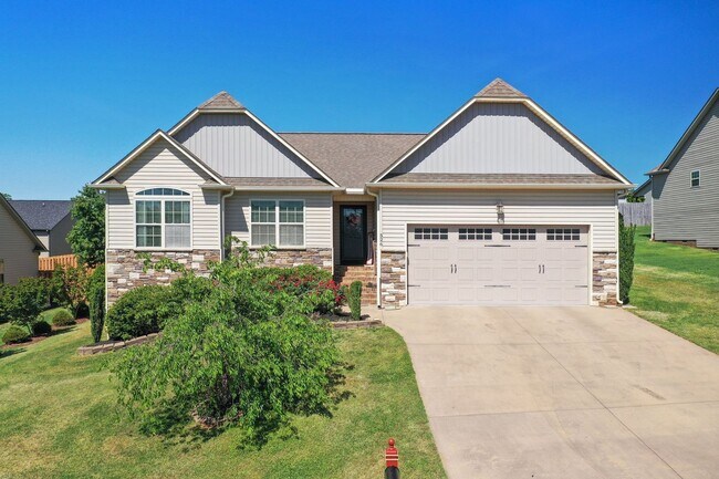 Building Photo - Lovely, Single Level, 3 Bedroom 2 Bath Home