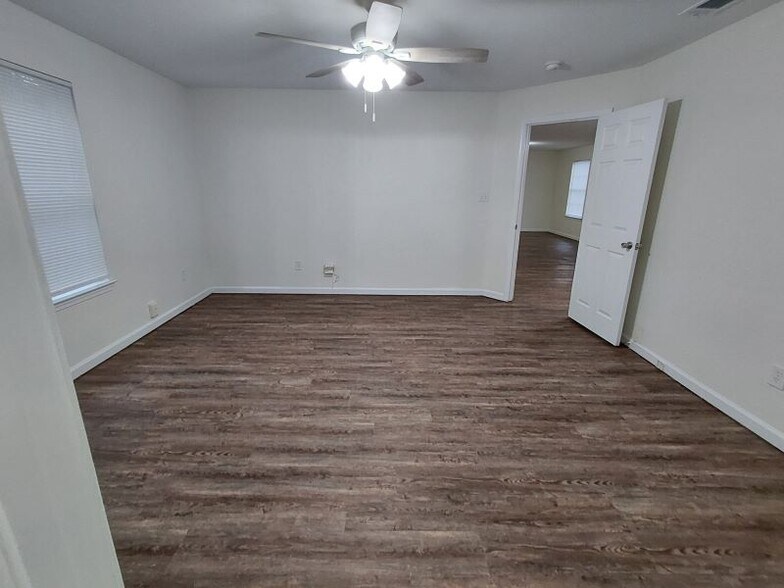 Building Photo - 15143 Deer Creek Dr