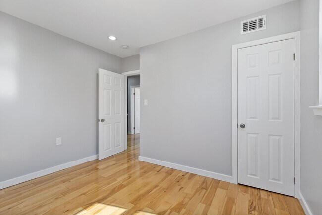 Building Photo - Wow! South Philly Modern 3 Bed 2 Bath Home! Yard! Central Air! W/D! H/W Floors! Gorgeous!