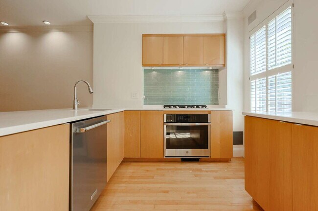 Building Photo - Updated 2-Bedroom Duplex Close to It All -...