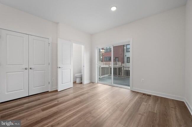 Building Photo - 210 Sundrop Ln