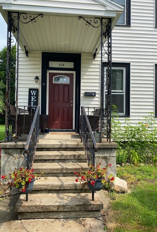 Building Photo - 208 Warren St