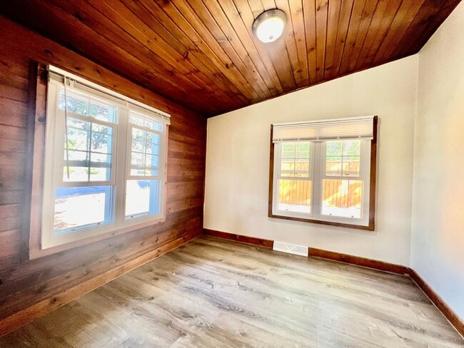 Building Photo - Fantastic House In Desirable Englewood Nei...