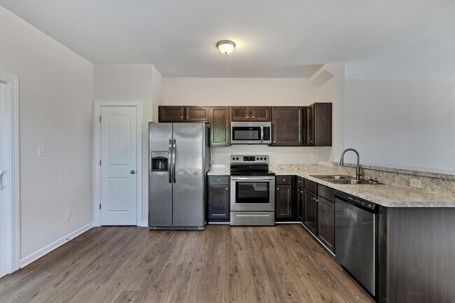 Building Photo - Holly Ridge End Unit Town Home Available!