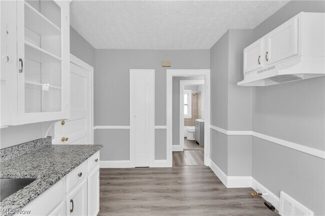 Building Photo - 10123 Greenview Ave