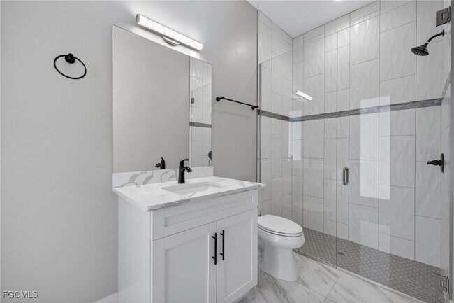 Building Photo - 2532 SW 26th Pl