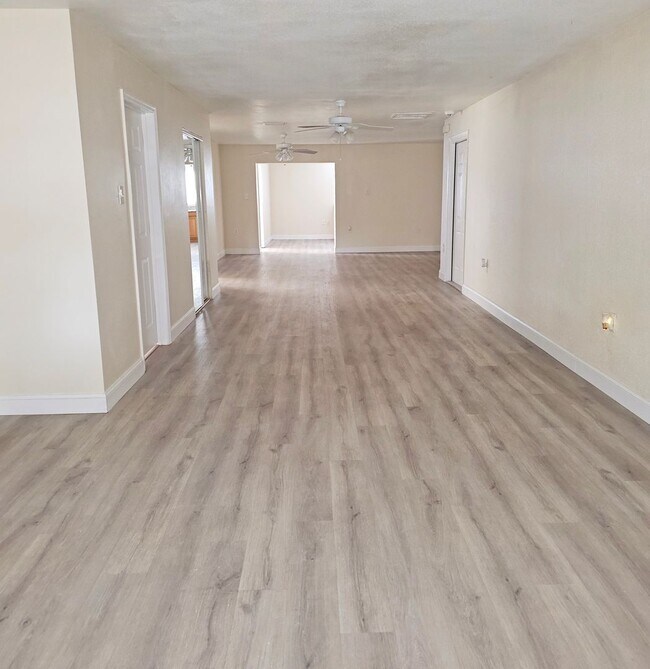 Building Photo - 3 Bedroom 2 Bath 1 Car Garage Home in St. Pete!!