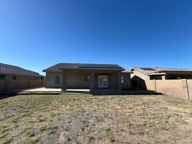 Building Photo - 4 BEDROOM HOME!